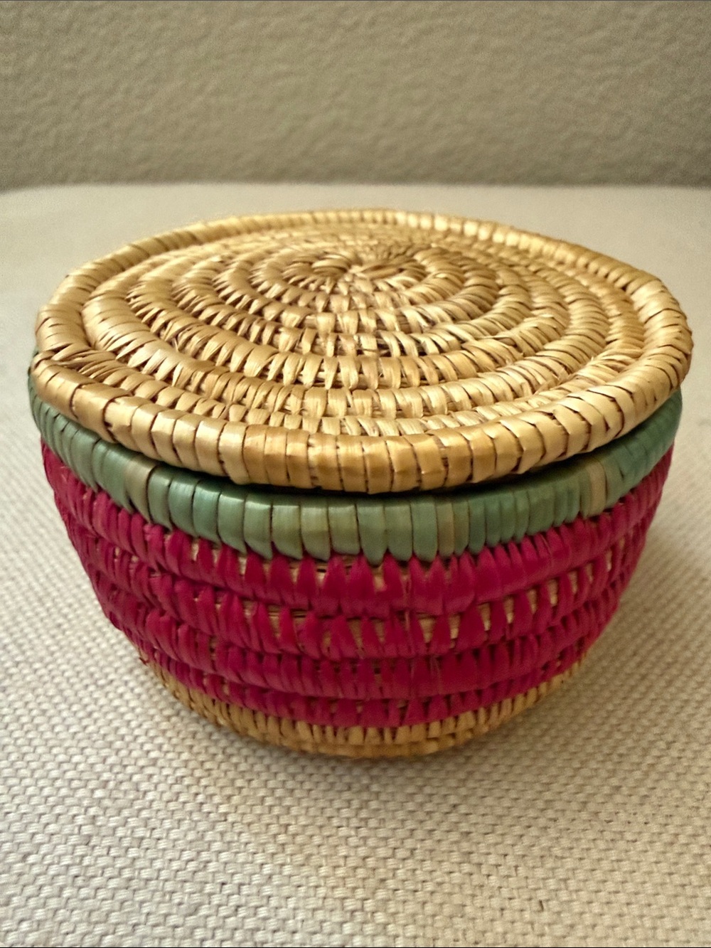 Small 3” hand-woven lidded basket, natural/pink/green